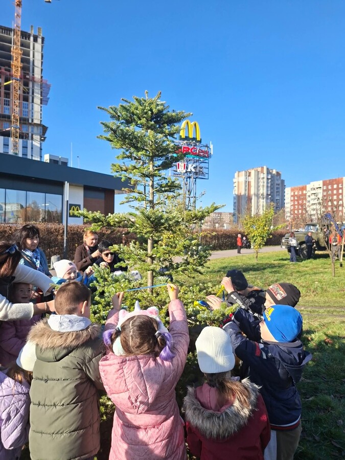 На Сихові висадили 125 дерев та кущів в межах акції «Подаруй місту дерево» - 4