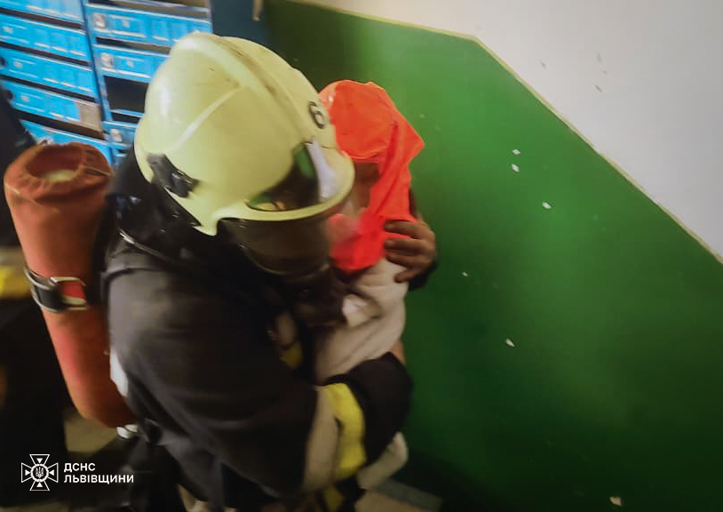 У Львові рятувальники евакуювали 11 осіб із палаючої багатоповерхівки - 2