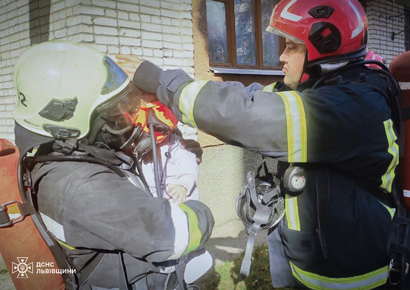 У Львові рятувальники евакуювали 11 осіб із палаючої багатоповерхівки - 3