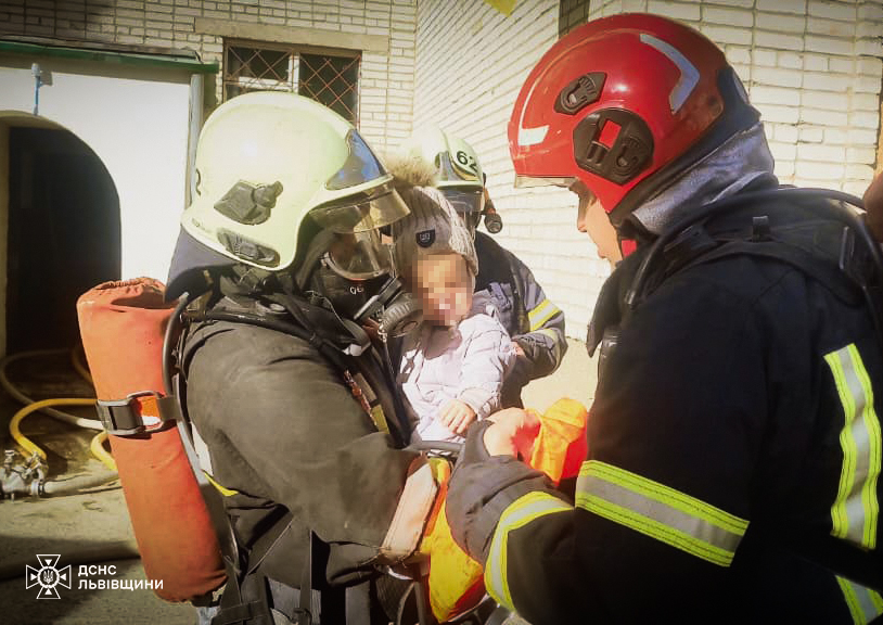 У Львові рятувальники евакуювали 11 осіб із палаючої багатоповерхівки - 4