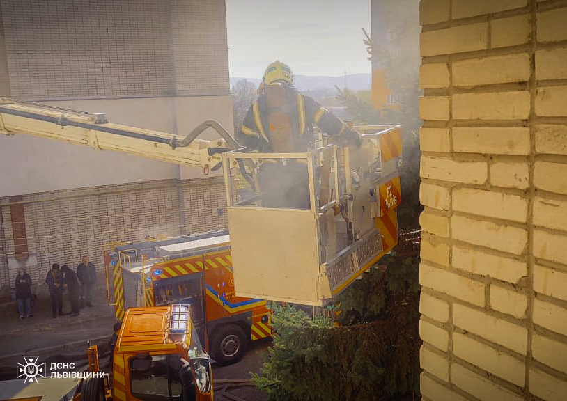 У Львові рятувальники евакуювали 11 осіб із палаючої багатоповерхівки - 5
