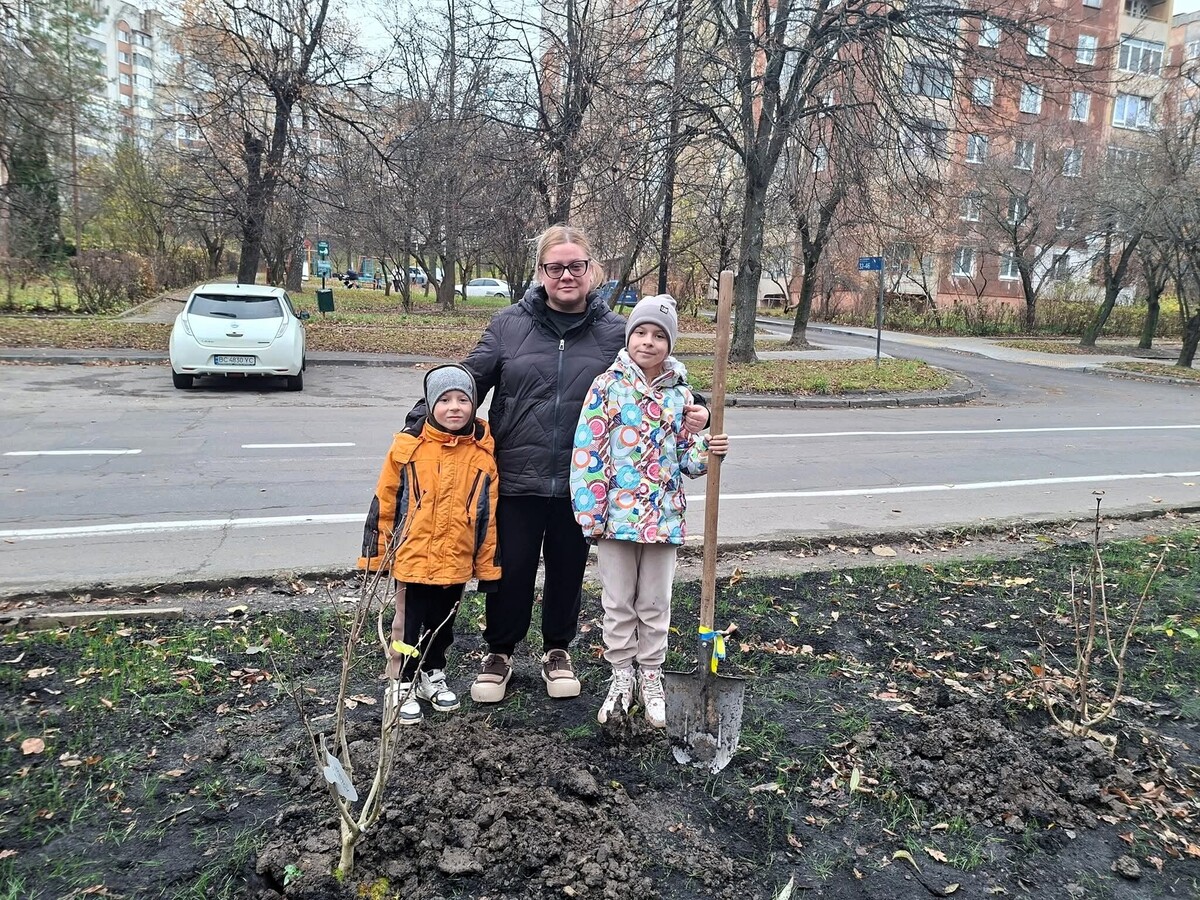 На Сихові висадили 125 дерев та кущів в межах акції «Подаруй місту дерево» - 8