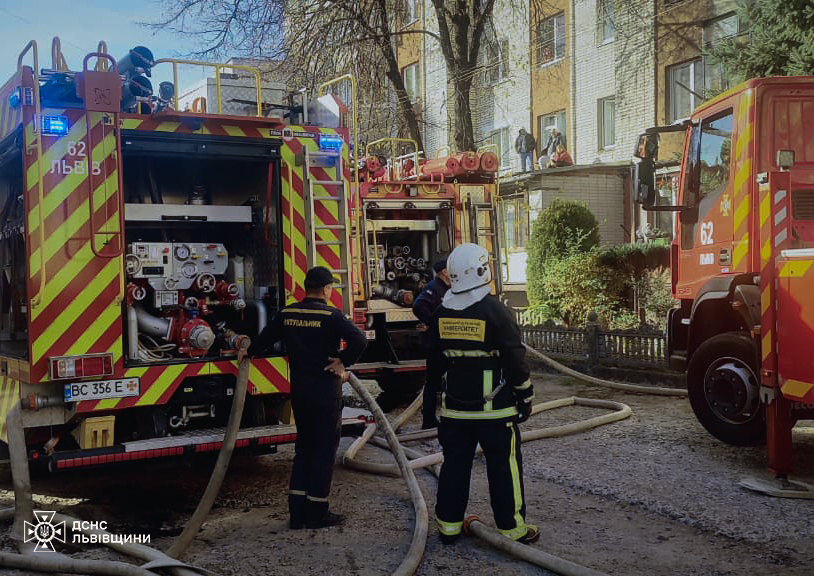 У Львові рятувальники евакуювали 11 осіб із палаючої багатоповерхівки - 6
