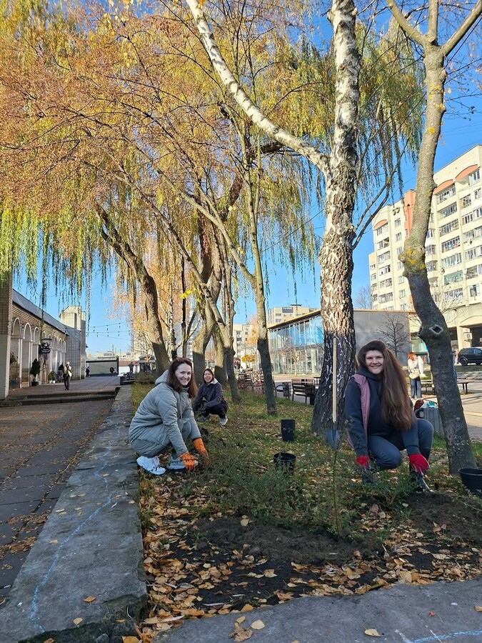 На Сихові висадили 125 дерев та кущів в межах акції «Подаруй місту дерево» - 11