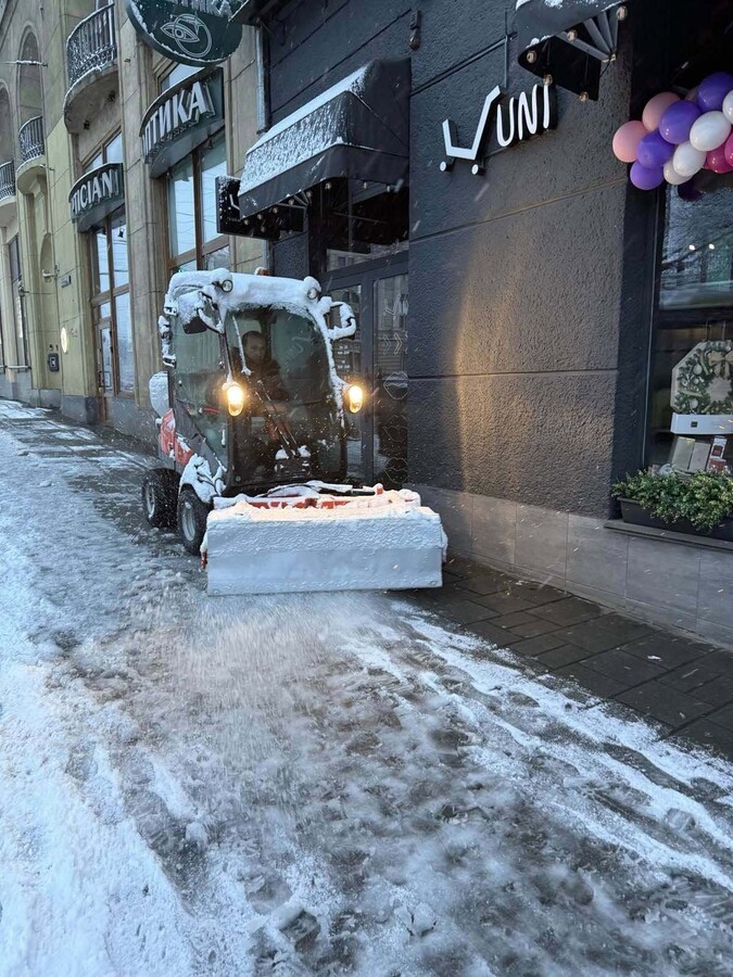 Вночі на вулицях Львова прибирало 68 одиниць техніки та понад 1 тис двірників - 4