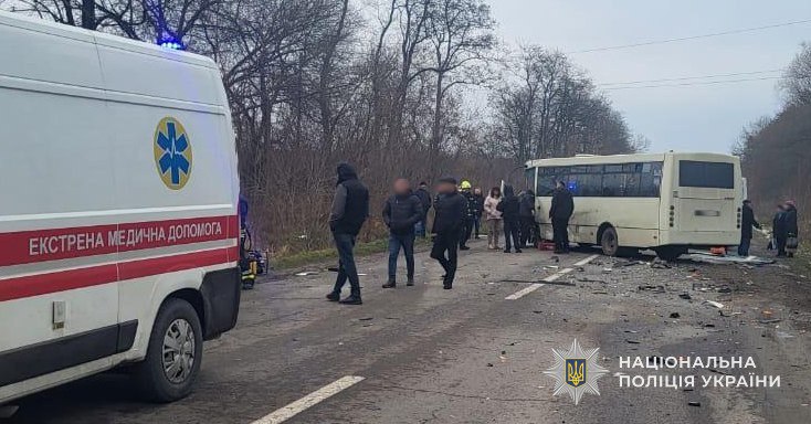 На Дрогобиччині в ДТП загинув водій легковика, травмовані п’ятеро пасажирок автобуса - 3