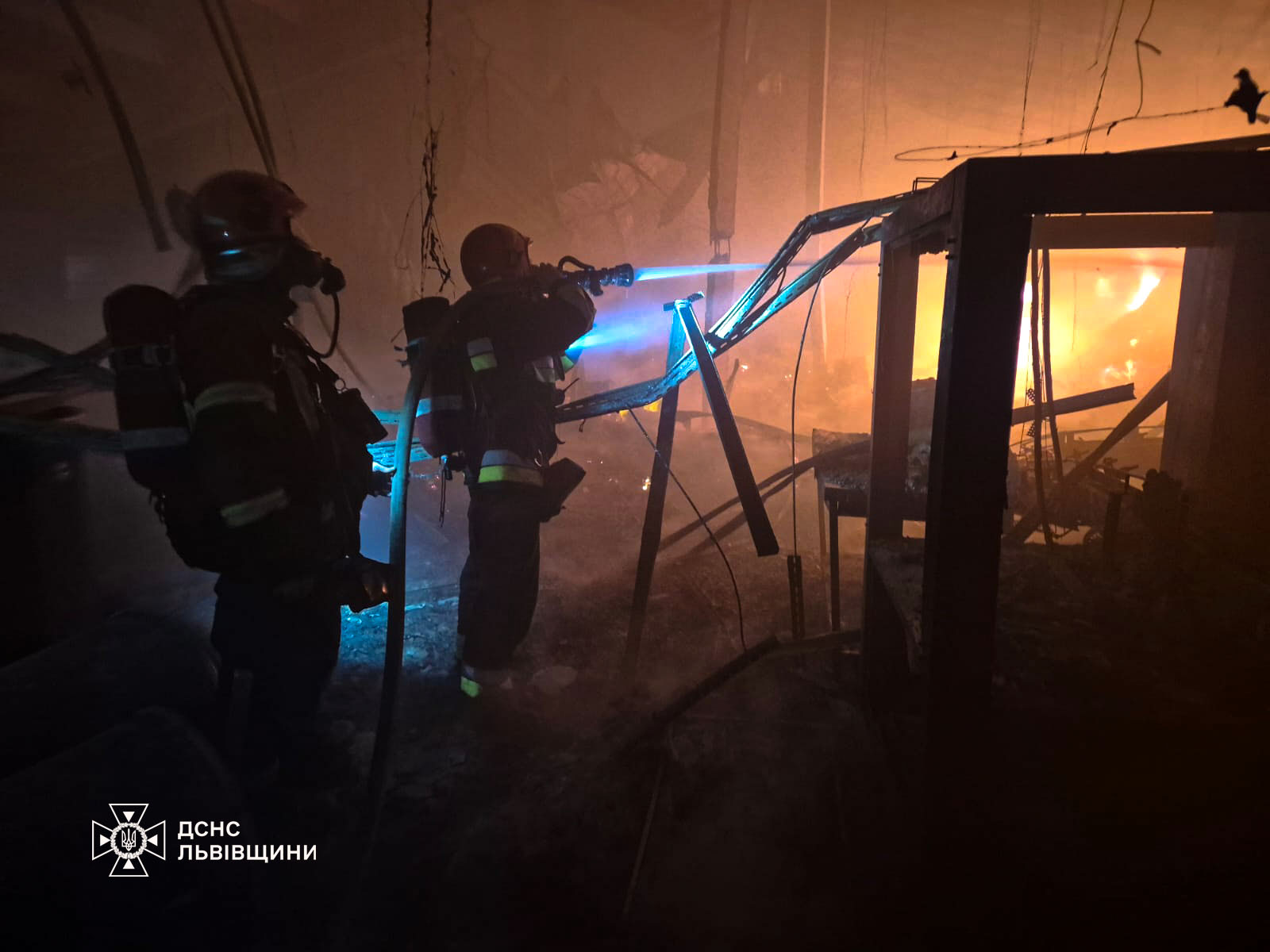 У Городку майже півсотні рятувальників 5 годин гасили потужну пожежу  - 2