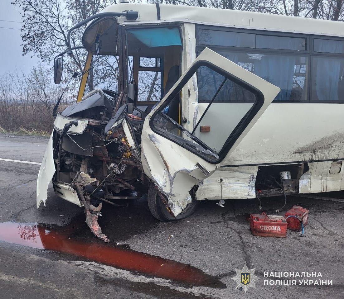 На Дрогобиччині в ДТП загинув водій легковика, травмовані п’ятеро пасажирок автобуса - 4