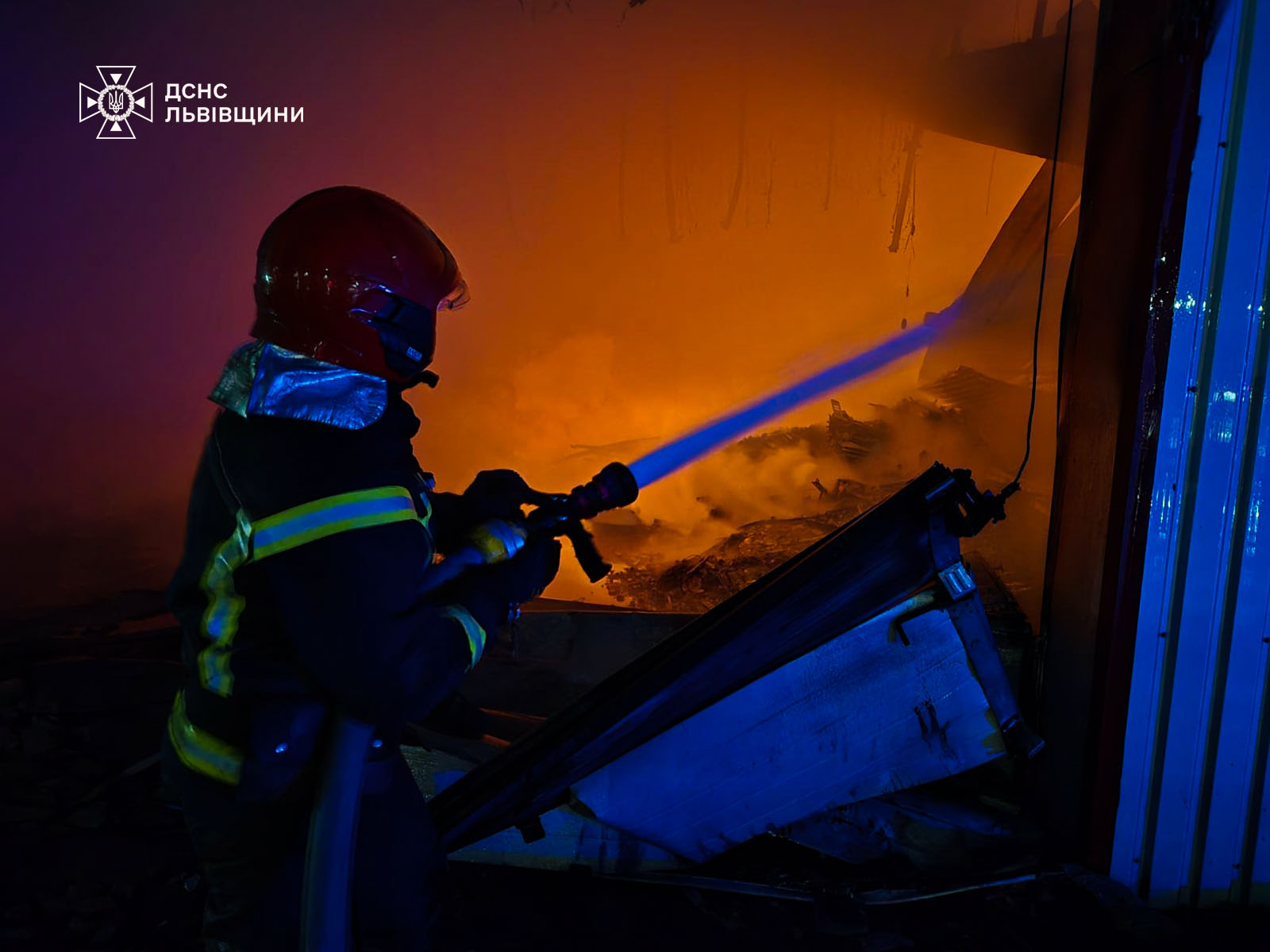 У Городку майже півсотні рятувальників 5 годин гасили потужну пожежу  - 3