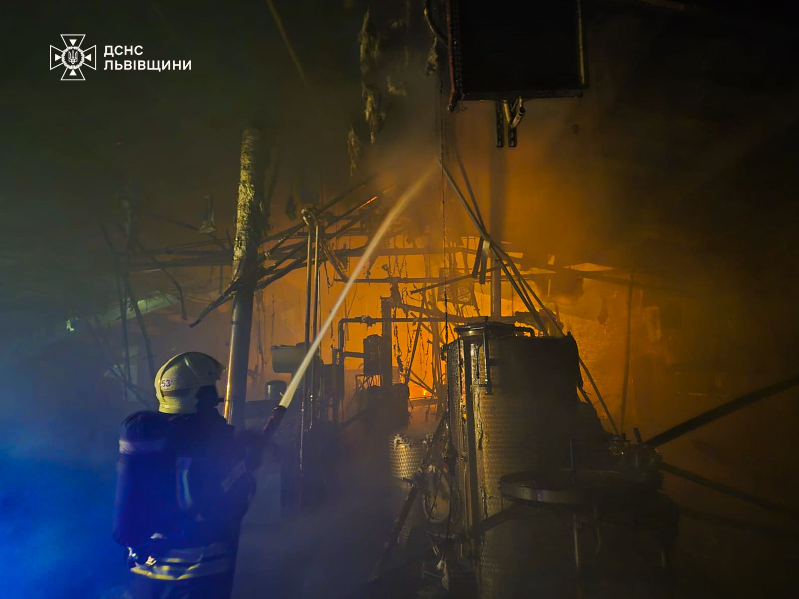 У Городку майже півсотні рятувальників 5 годин гасили потужну пожежу  - 4