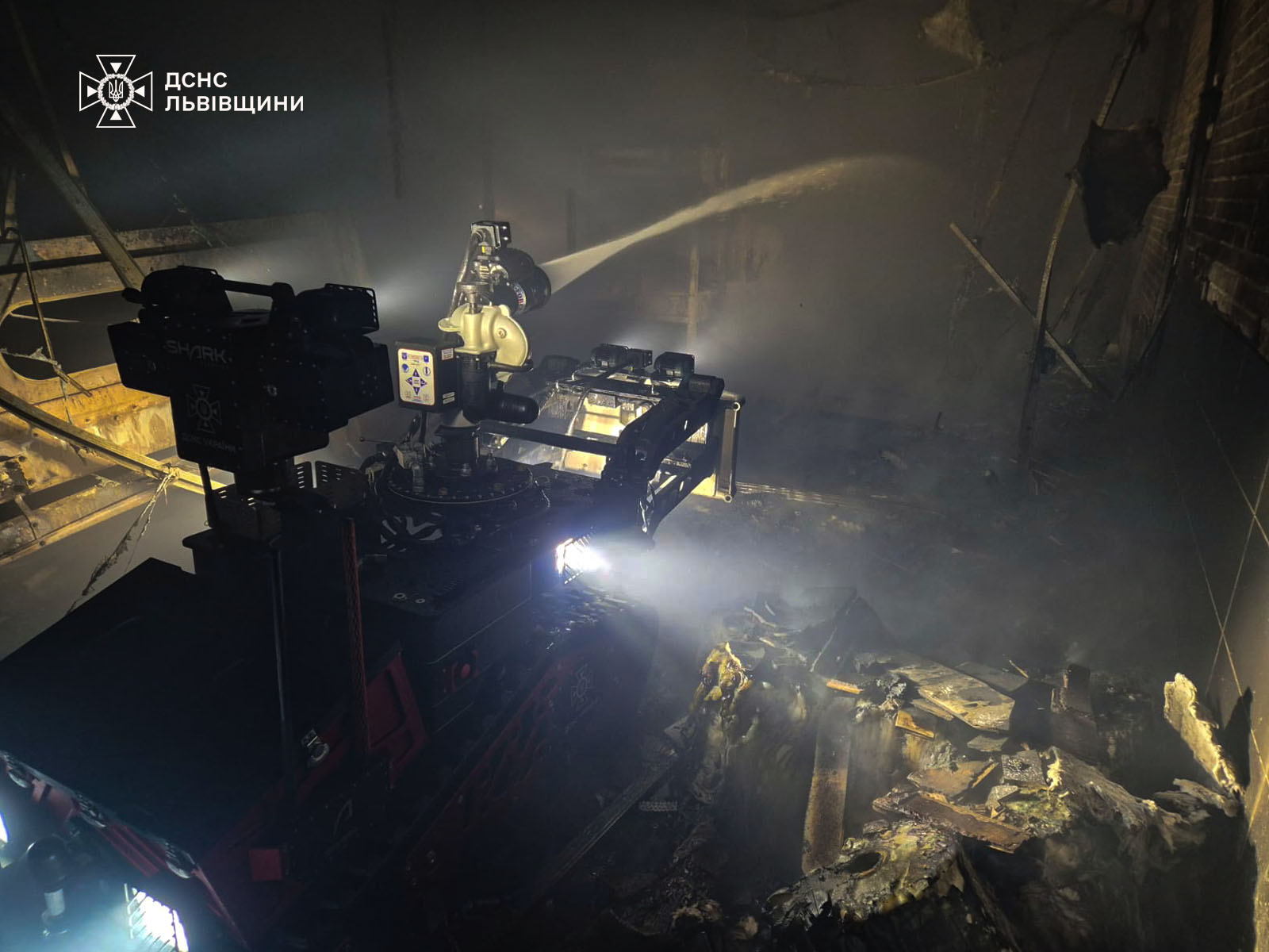 У Городку майже півсотні рятувальників 5 годин гасили потужну пожежу  - 5