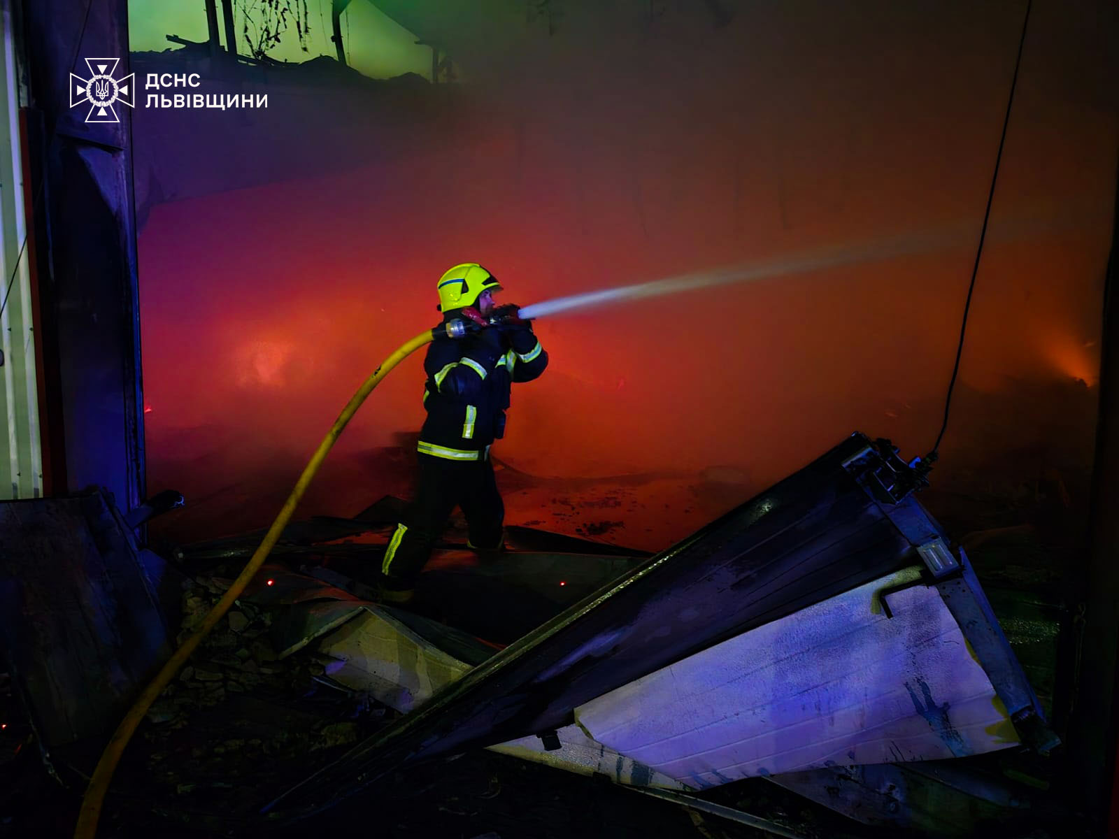 У Городку майже півсотні рятувальників 5 годин гасили потужну пожежу  - 6