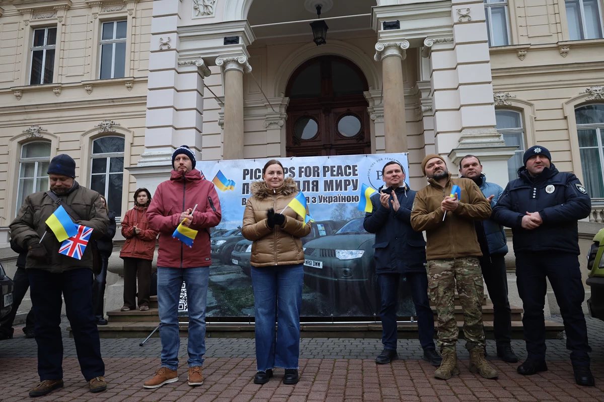 На Львівщину прибув черговий гуманітарний конвой проєкту «Пікапи для миру» - 2