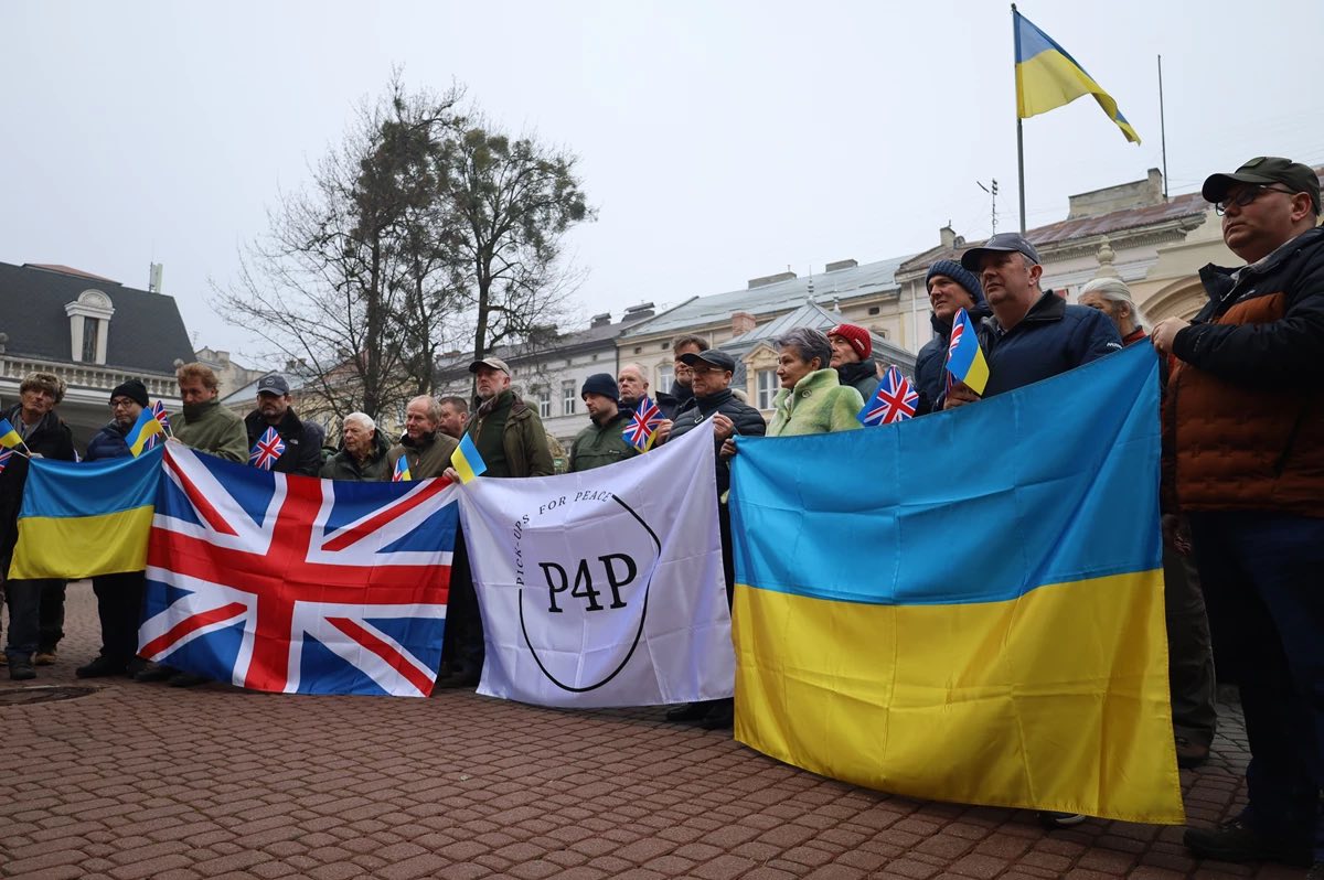 На Львівщину прибув черговий гуманітарний конвой проєкту «Пікапи для миру» - 6