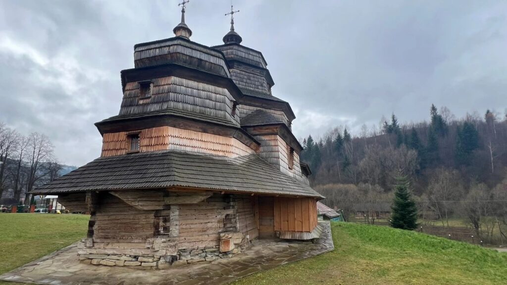 Скелі, де діяло радіо УПА, пустеля та церква XVII cтоліття: куди поїхати туристам на Львівщині - 4