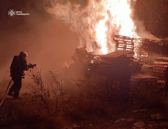 У Львові загорілися дерев’яні палети поруч із припаркованим авто - 2