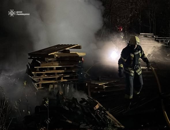 У Львові загорілися дерев’яні палети поруч із припаркованим авто - 3