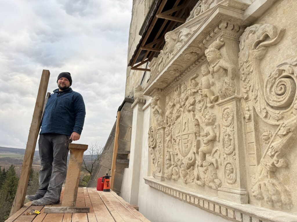 На Львівщині відновили гербовий картуш брами Олеського замку - 3