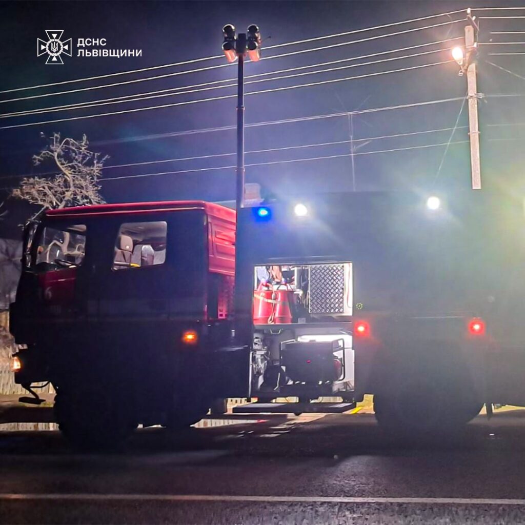 Рятувальники на Стрийщині запобігли поширенню пожежі на житловий будинок та гараж - 2