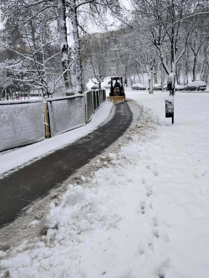 У Львові 84 одиниці техніки та понад 1200 двірників розчищають місто після снігопаду - 9