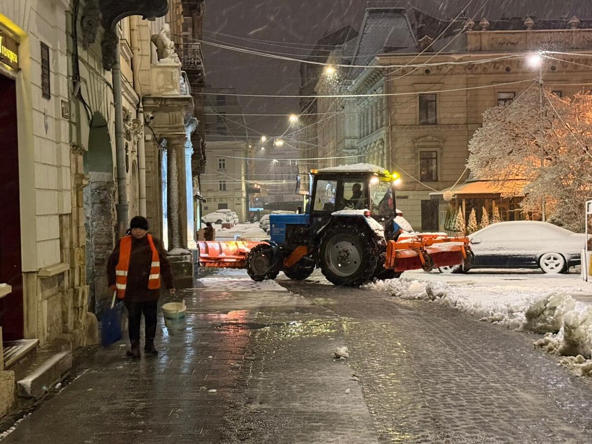 У Львові 84 одиниці техніки та понад 1200 двірників розчищають місто після снігопаду - 8