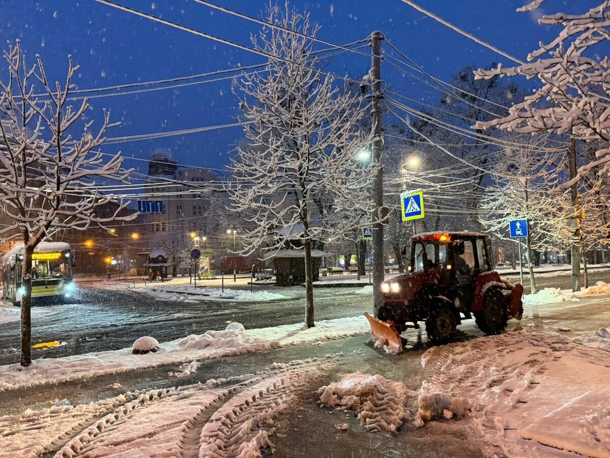У Львові 84 одиниці техніки та понад 1200 двірників розчищають місто після снігопаду - 7