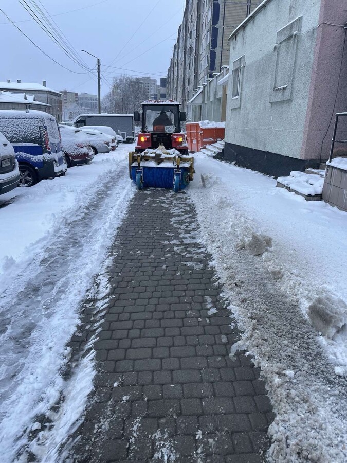 У Львові 84 одиниці техніки та понад 1200 двірників розчищають місто після снігопаду - 6