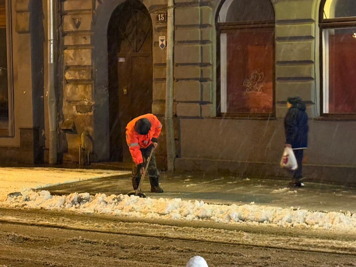 У Львові 84 одиниці техніки та понад 1200 двірників розчищають місто після снігопаду - 4
