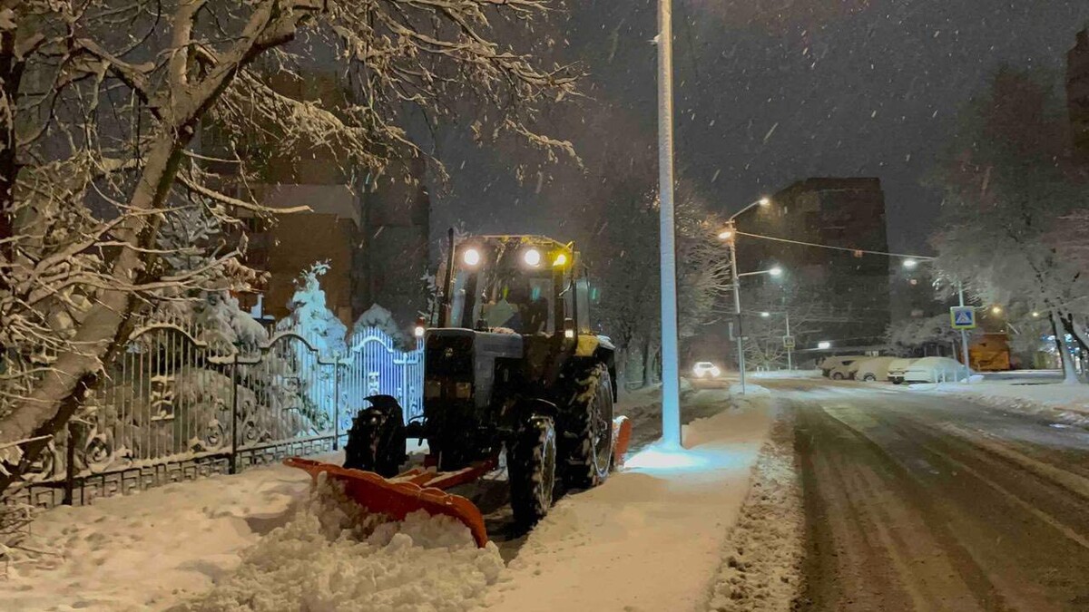 У Львові 84 одиниці техніки та понад 1200 двірників розчищають місто після снігопаду - 3