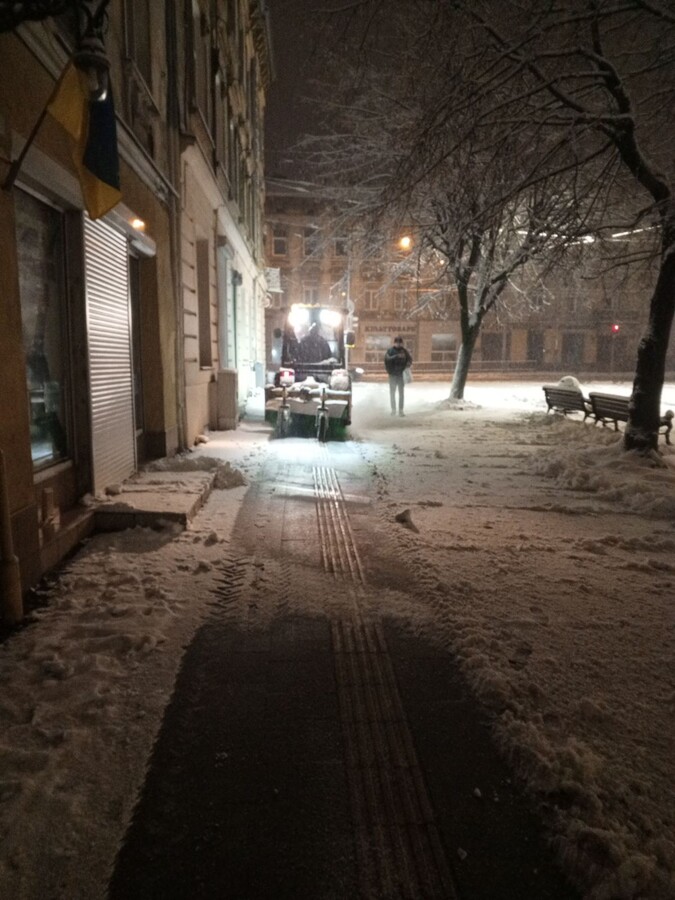 Вночі на вулицях Львова прибирало 68 одиниць техніки та понад 1 тис двірників - 8