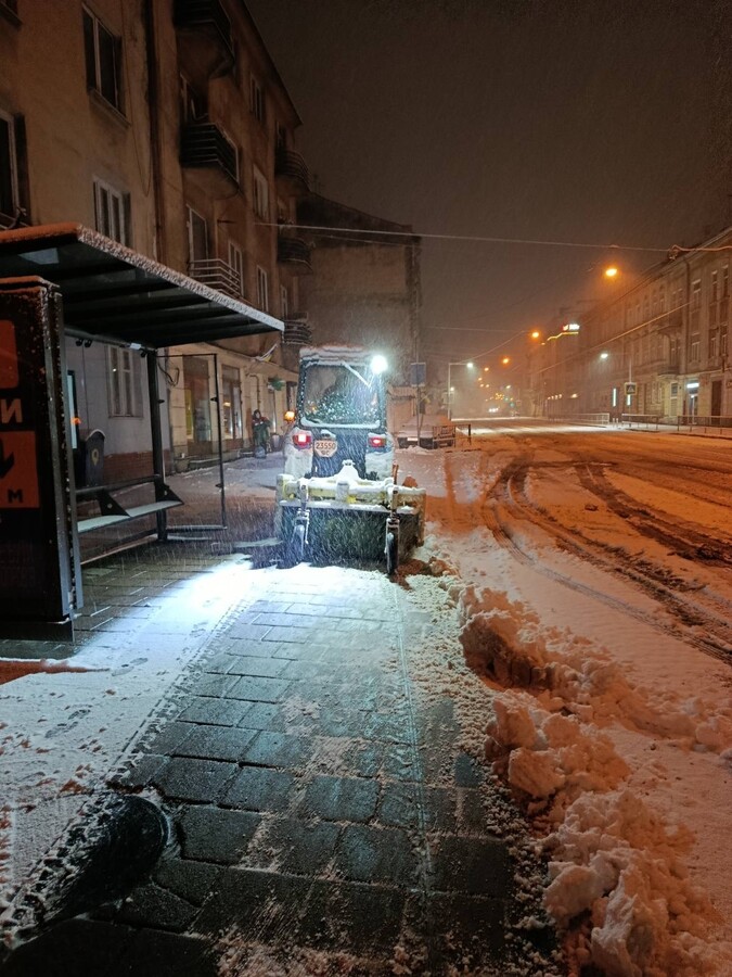 Вночі на вулицях Львова прибирало 68 одиниць техніки та понад 1 тис двірників - 9