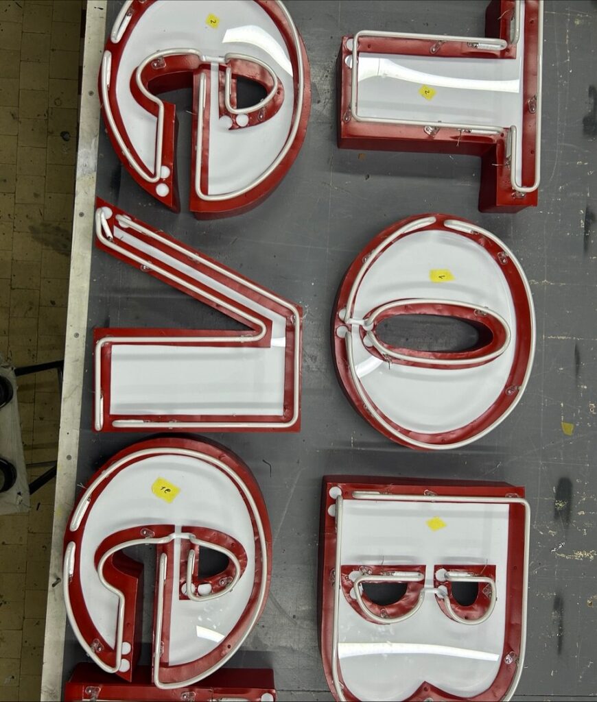 Як львів'янка відновлює радянські вивіски і навіщо це потрібно - 12