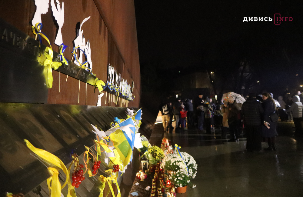 У Львові на Меморіалі Героїв Небесної Сотні відбулася ватра пам’яті (фоторепортаж) - 7