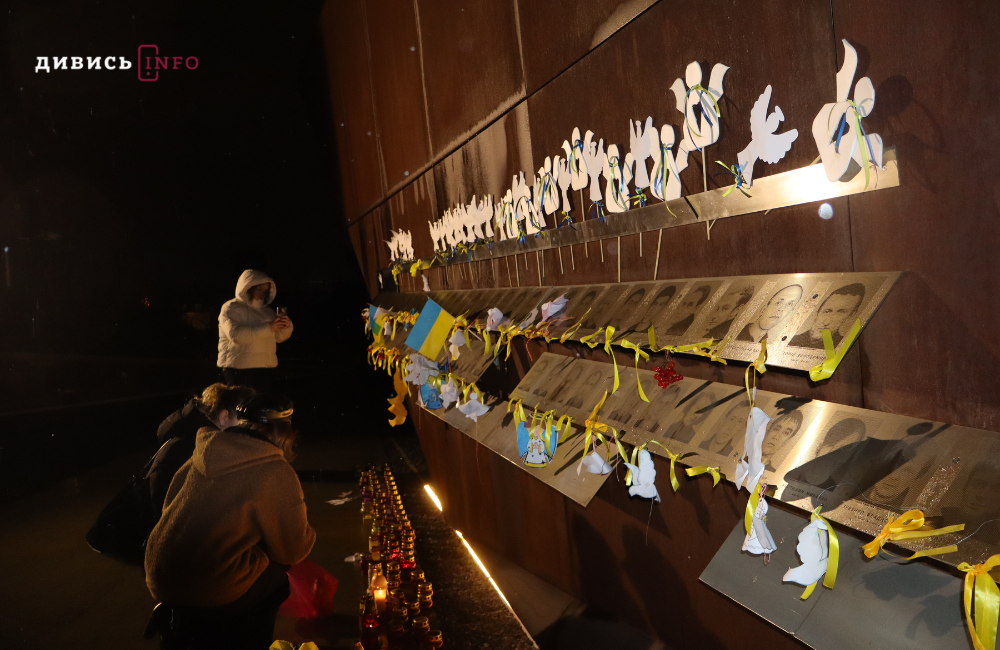 У Львові на Меморіалі Героїв Небесної Сотні відбулася ватра пам’яті (фоторепортаж) - 12