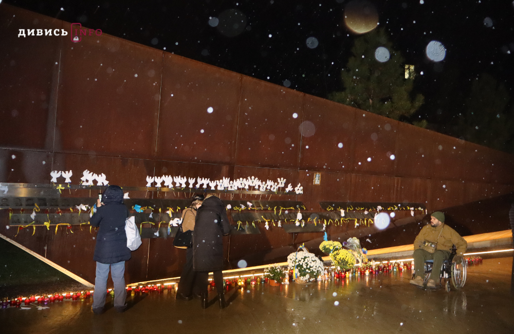 У Львові на Меморіалі Героїв Небесної Сотні відбулася ватра пам’яті (фоторепортаж) - 3