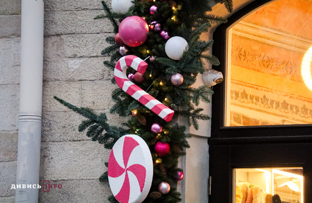 Львів у новорічно-різдвяних деталях: світлини зі святкових локацій - 20