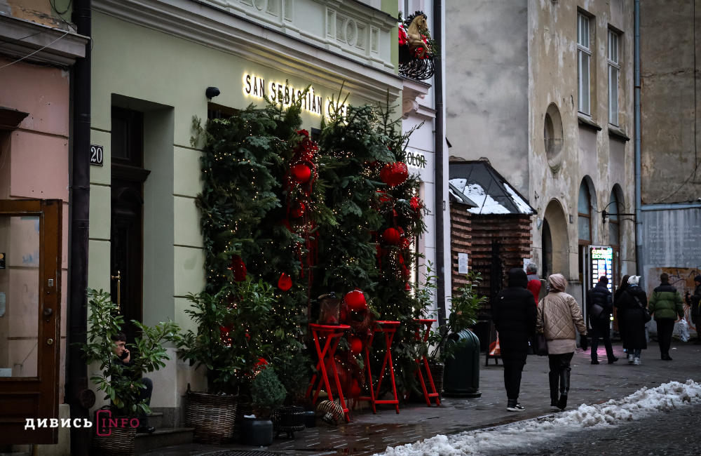 Львів у новорічно-різдвяних деталях: світлини зі святкових локацій - 35