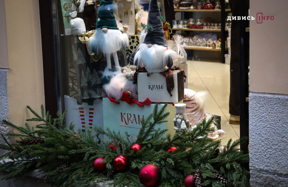 Львів у новорічно-різдвяних деталях: світлини зі святкових локацій - 17