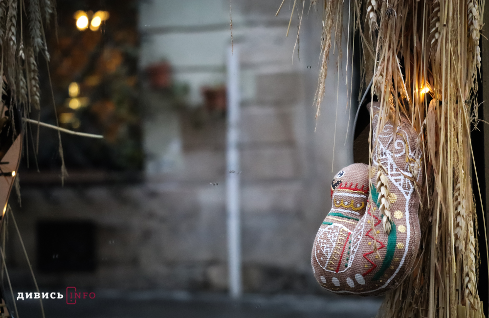 Львів у новорічно-різдвяних деталях: світлини зі святкових локацій - 15
