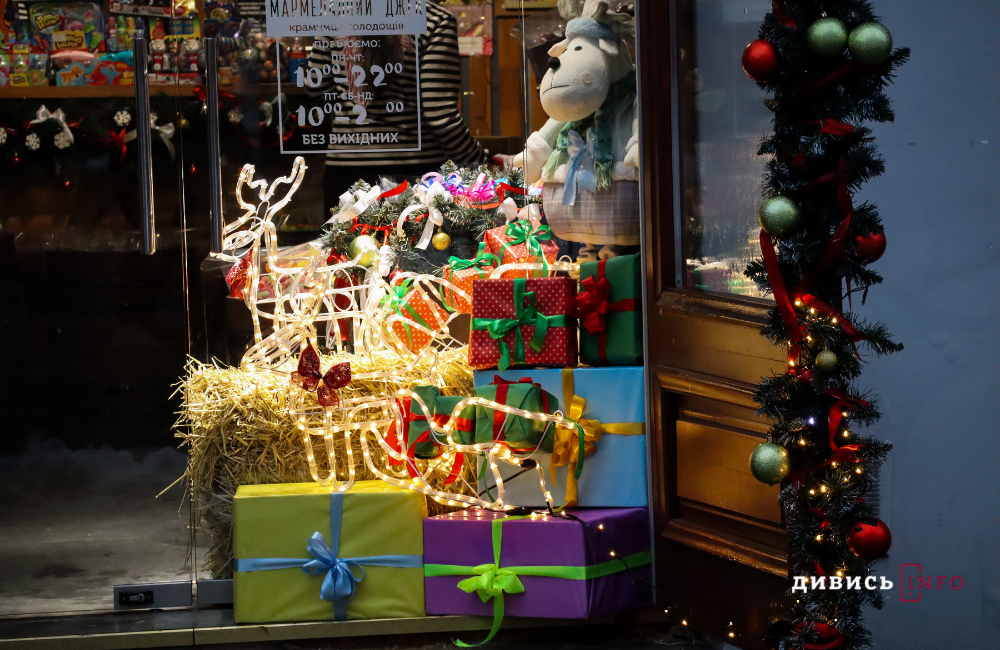 Львів у новорічно-різдвяних деталях: світлини зі святкових локацій - 21