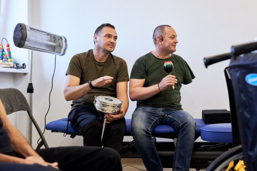 «Люди тягнуться до неї»: що таке музикотерапія і як вона працює з ветеранами