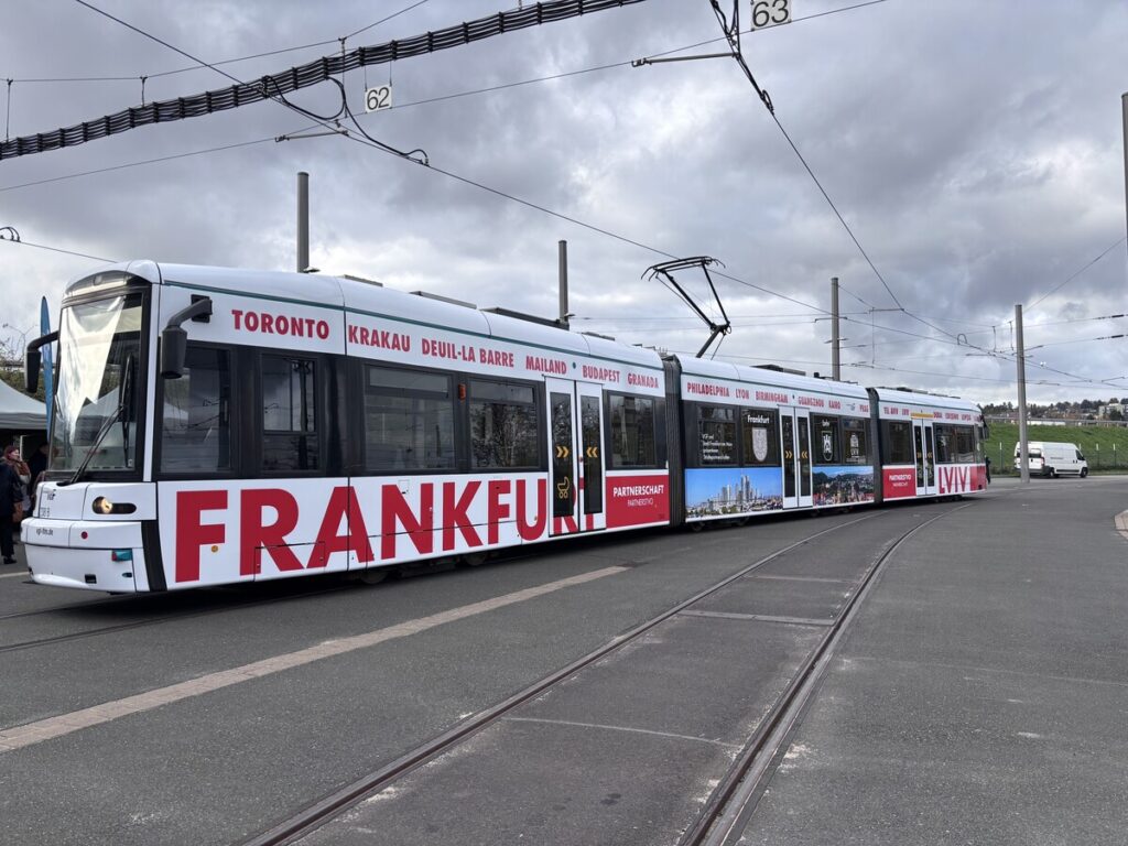 Місто-побратим Львова - Франкфурт - запустив трамвайний вагон із львівськими пейзажами - 3