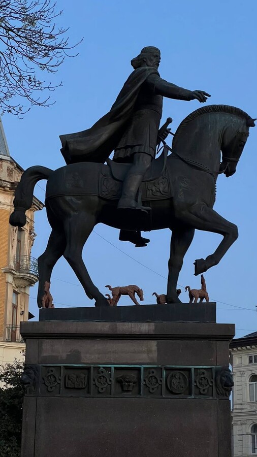 Де у Львові можна побачити 11 мініскульптур сучасного митця (фото) - 6