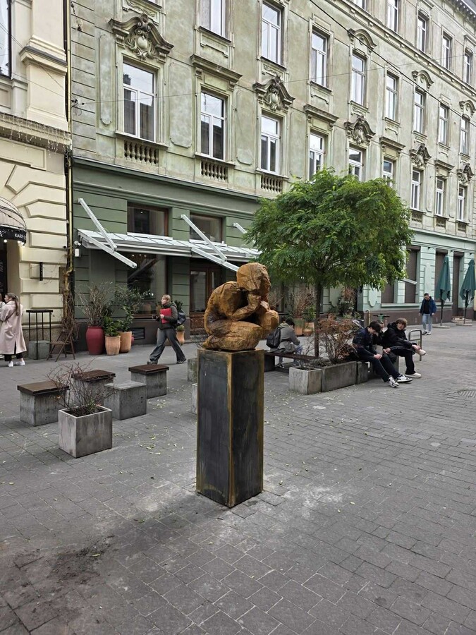 У центрі Львова встановили скульптуру «Зажата» - 2