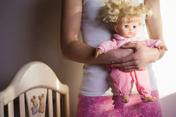 дитина тримає ляльку