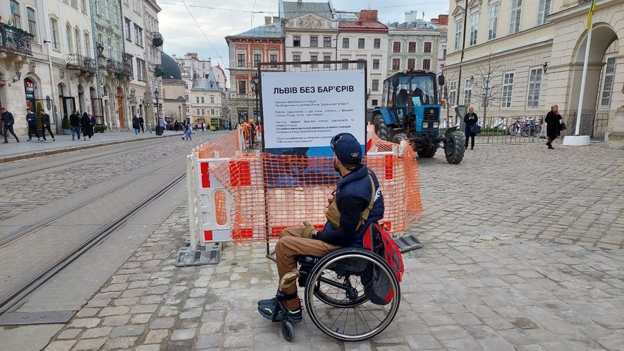 людина на колісному кріслі