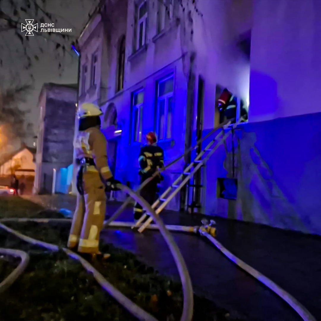 Пожежа у львівській квартирі: рятувальники врятували п’ятеро людей, двоє травмовані - 3