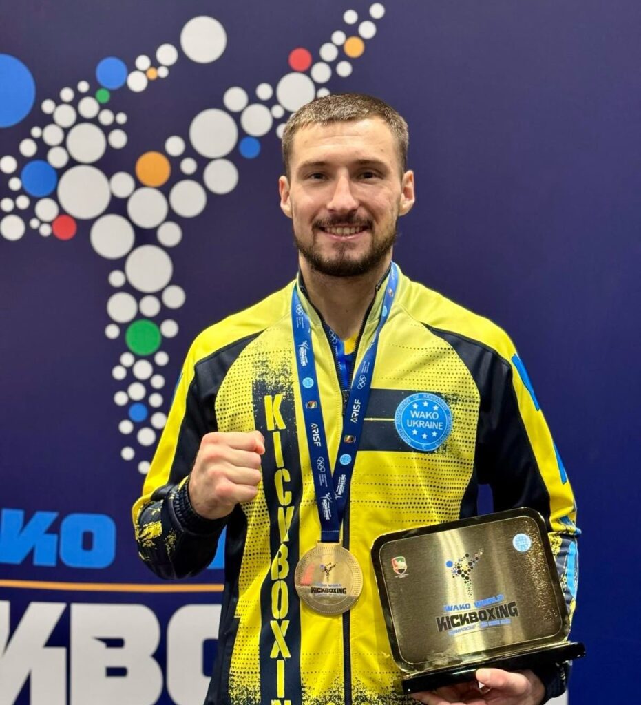 Прощання з воїнами, чемпіон світу з кікбоксингу, різдвяна ялинка у Львові: головні новини дня - 3