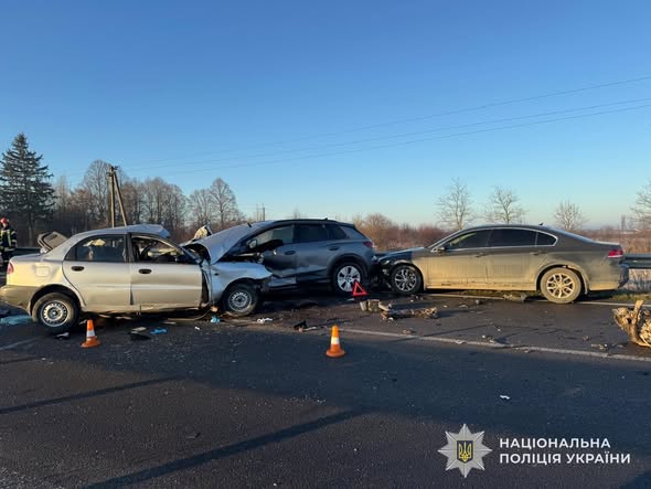 На Львівщині внаслідок ДТП за участі трьох автомобілів загинув водій - 1