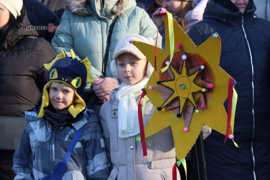 На Різдво у Львові хор «Гомін» співав скорботні колядки (фото/відео) - 17